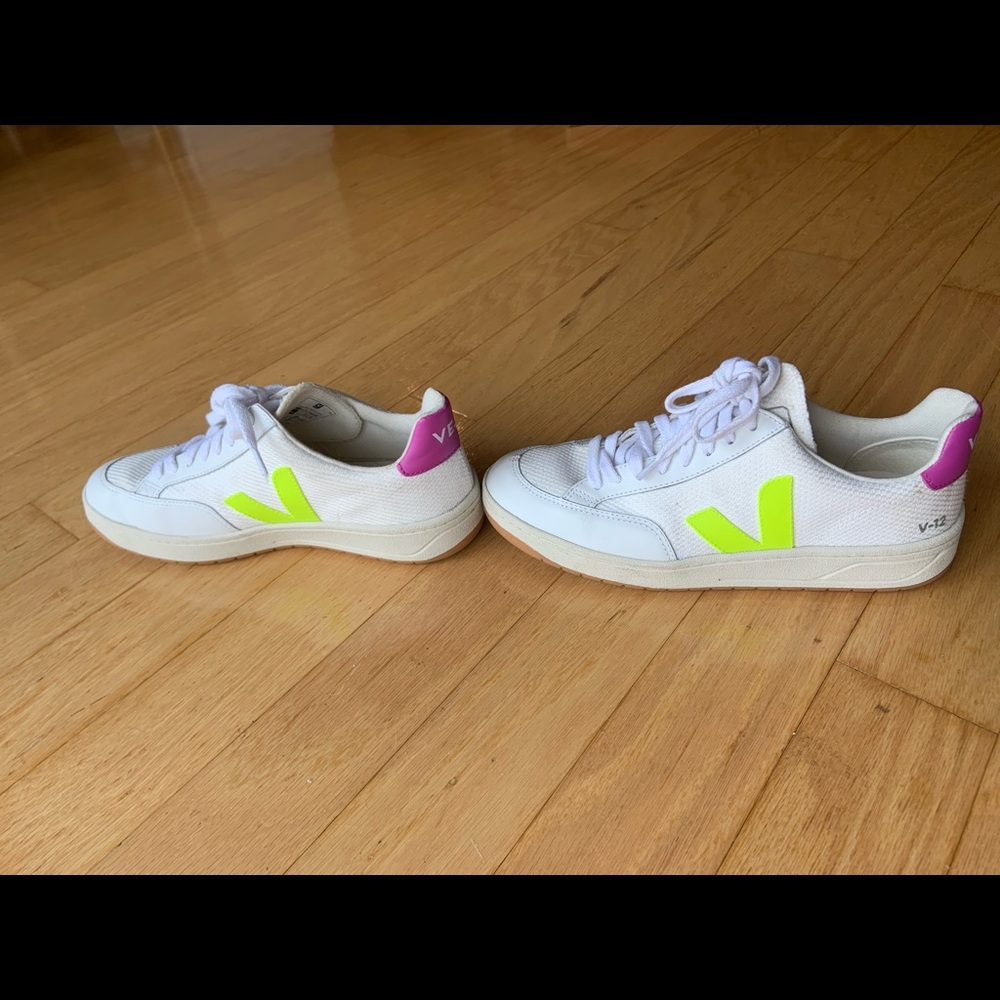 Veja V-12 Sneakers! With Box, Lightly worn